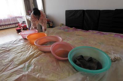 新蔡楼上漏水，住户失联，小区没物管，业主维权难！律师来支招……